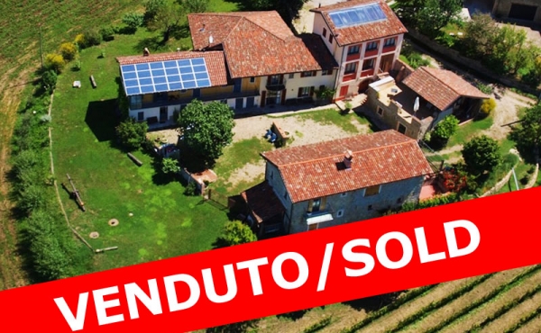 Farmstead with a private courtyard and view on the Langhe hill and Alps