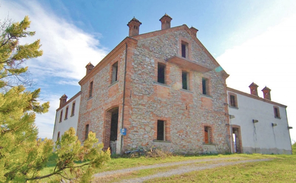 Cascina sulla sommità di una collina