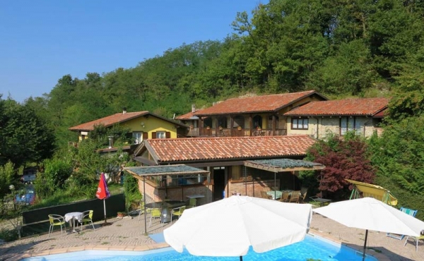 Bauernhaus mit Ferienwohnungen, Pool und Landschaftsblick