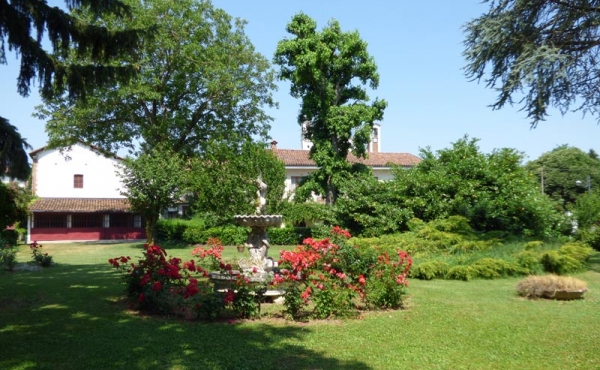 Proprietà nelle Langhe con parco, cantina di vinificazione e maneggio