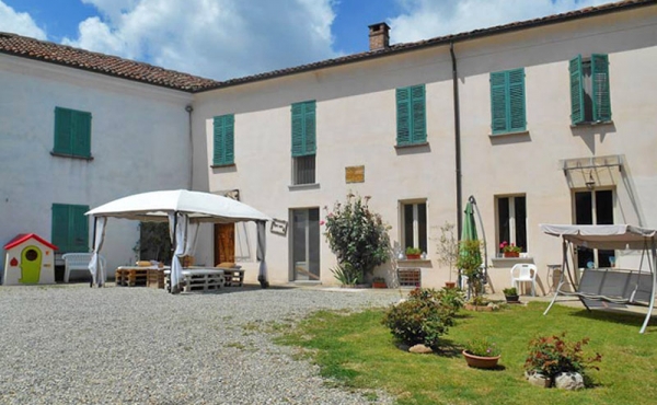 B&B for sale in Monferrato area with land.