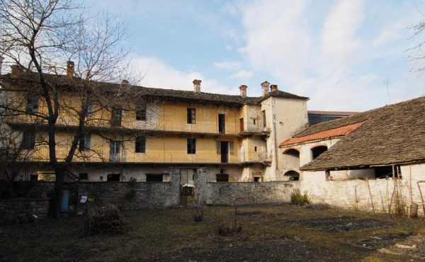 Fabbricato Storico affacciato sulla valle e sul castello