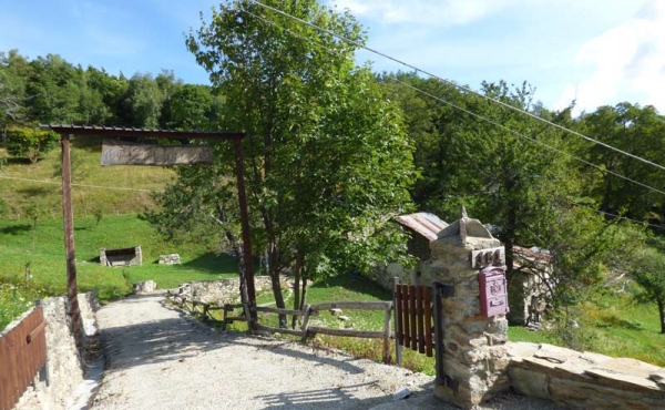 Rustici-in-pietra-con-terreno-(11)