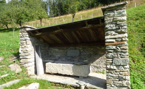 Rustici-in-pietra-con-terreno-(16)