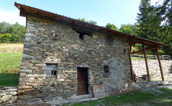 Rustici-in-pietra-con-terreno-(18)