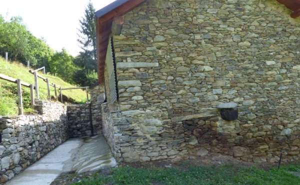 Rustici-in-pietra-con-terreno-(23)