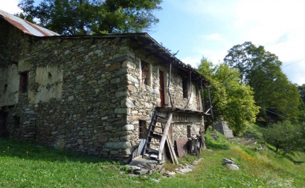 Rustici-in-pietra-con-terreno-(29)