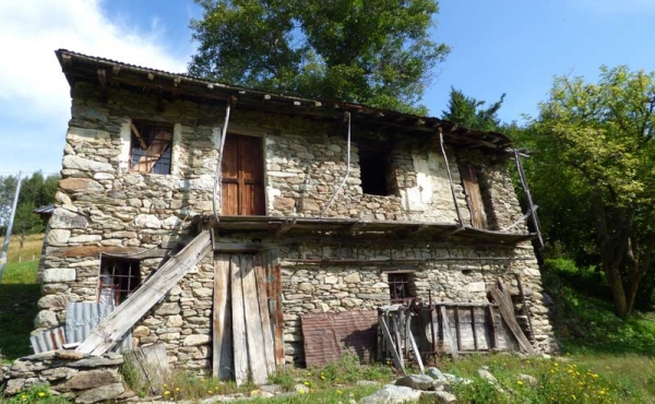 Rustici-in-pietra-con-terreno-(30)