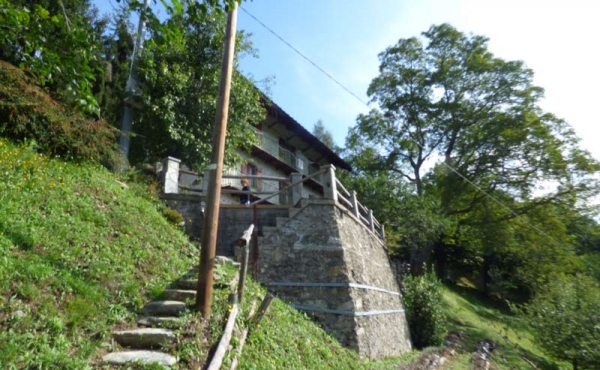Rustici-in-pietra-con-terreno-(32)
