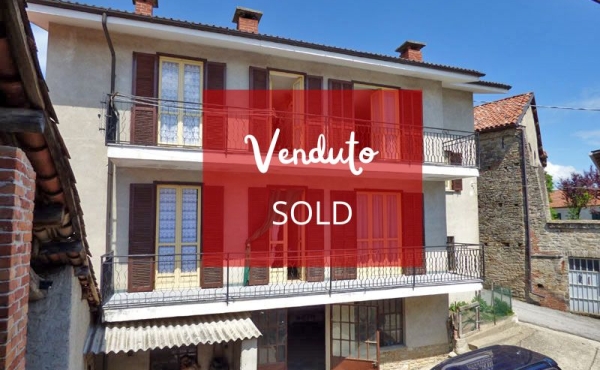 Casa con 3 appartamenti a Murazzano in vendita