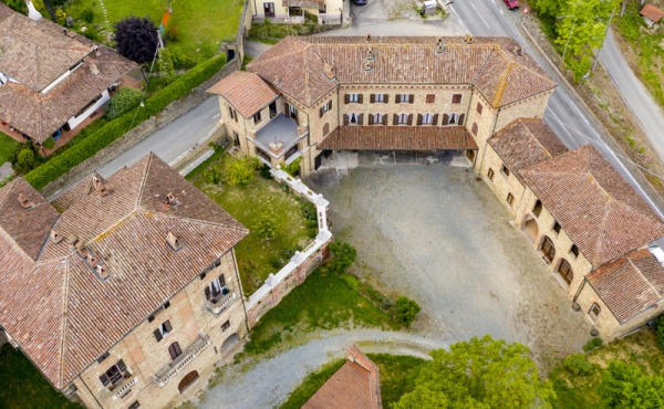 Historische Immobilie zu verkaufen in den Hohen Langhe 