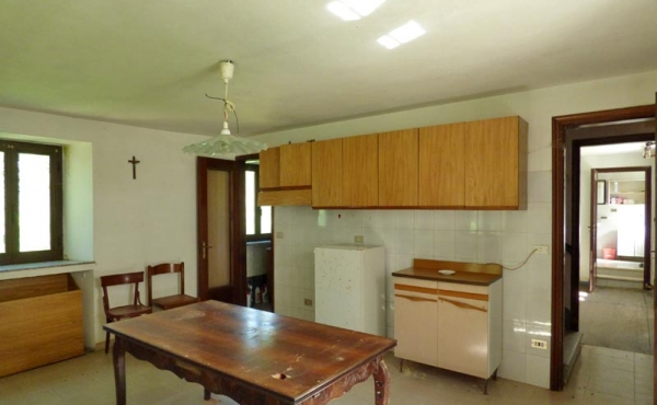 Cascina a corte con terreno (9)