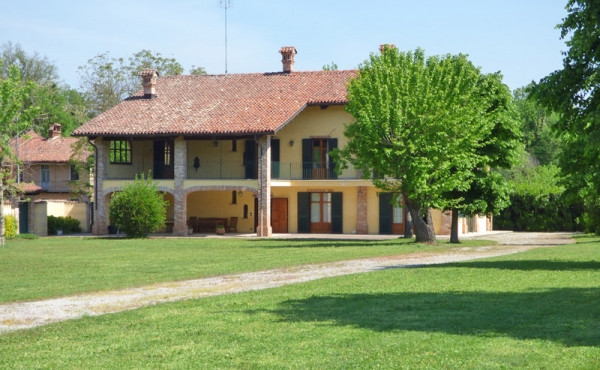 Rundum renoviertes Landhaus mit grossem Park in der Gegend von Barolo 