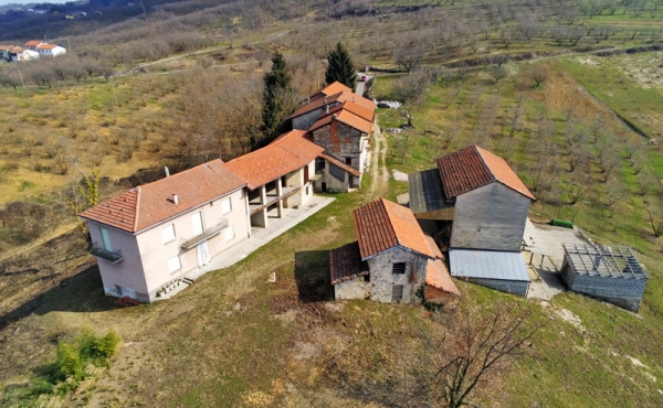 Compendio di rustici da ristrutturare ALta Langa