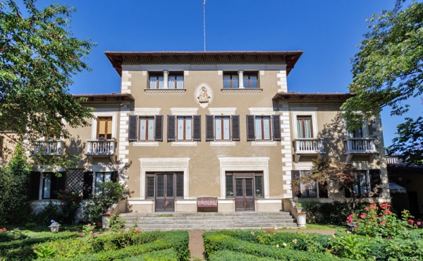 Jugendstilvilla mit Park in der Stadt Cuneo 