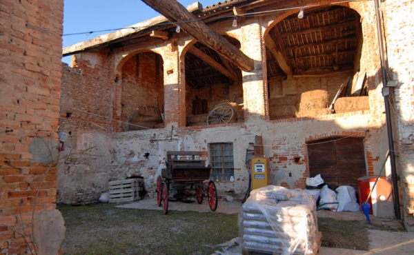 Cascina storica con terreno (43)