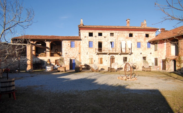 Cascina storica con terreno (9)