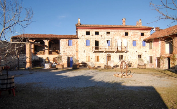 Antica e prestigiosa cascina con terreno con vista mozzafiato sulle Langhe