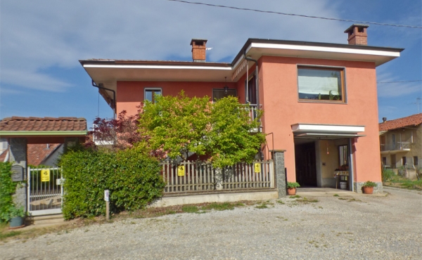 Casa con cortile recitanto e terreno adiacente 