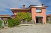 PZZ006, Casa con cortile recitanto e terreno adiacente 