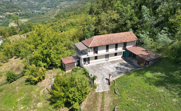 Cascina con vista sulla valle 