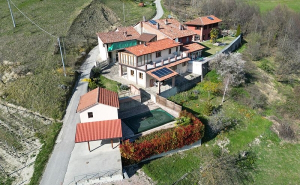 Eingebettet in Weinberge, ein Haus mit Pool