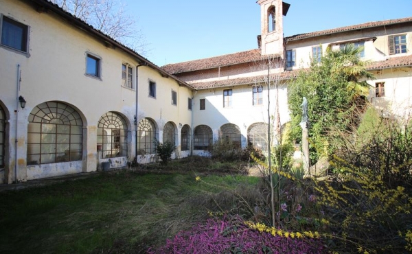 Ein Kloster mit zwei Säulengängen 