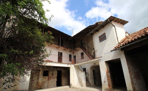 Casa di paese con vista sul castello di Novello