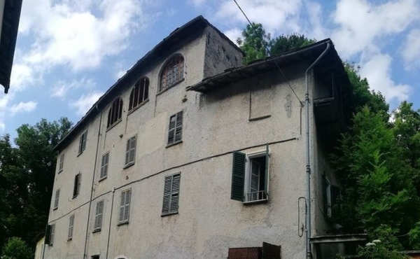 Ein Haus im Dorf mit vier Wohnungen und Land