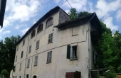 PMP010, Ein Haus im Dorf mit vier Wohnungen und Land