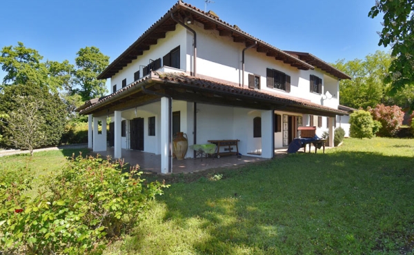 Villa mit Pool in einem 4500 Quadratmeter Park