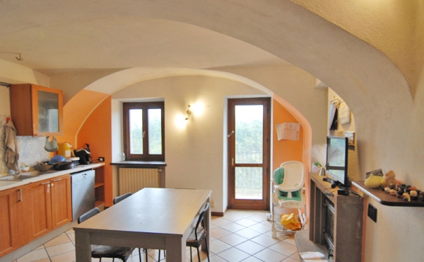 Appartamento in Dogliani Castello con cortile e giardino