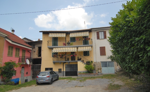 A pochi passi dal centro di Murazzano casa con garage