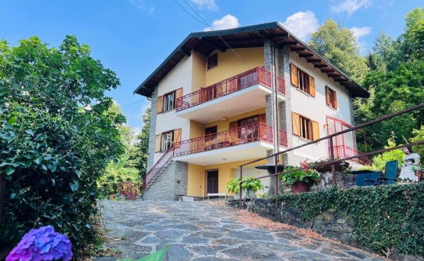 Casa con 2 appartamenti e terreno