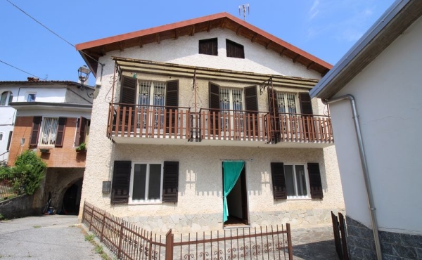 Casa con vista sulle colline e giardino