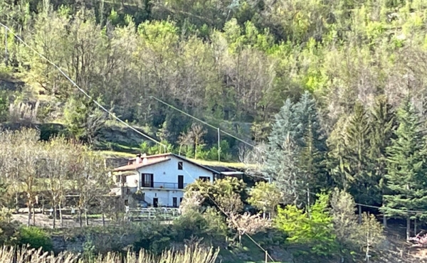 In posizione panoramica, casa indipendente con oltre 5000 mq di terreno