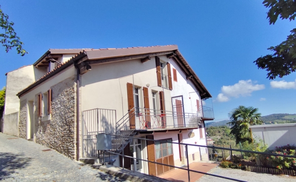 Nel caratteristico borgo di Roddino, casa di paese con cortile