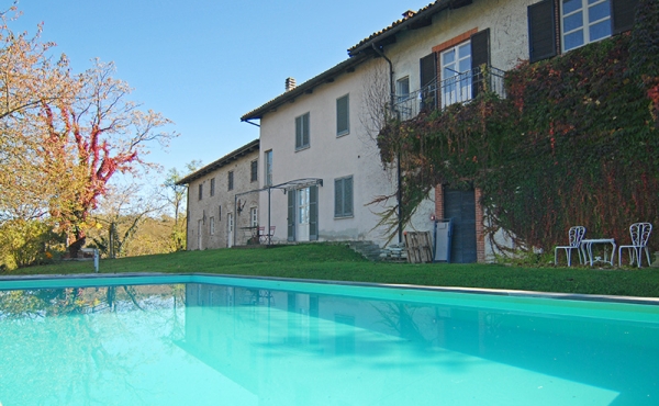 Agriturismo con quasi 10 ha di terreno in posizione panoramica