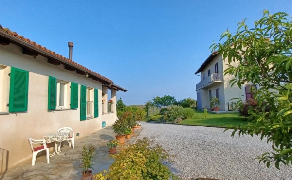 Cascina ristrutturata con giardino e vista panoramica