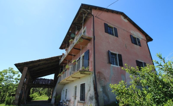 Cascina panoramica con terreno