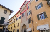 DGL090, Apartment im Stadtkern mit Blick auf die Dächer von Dogliani
